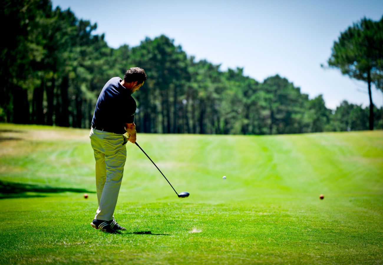 Campo de golf en Aroeira para practicar deportes en tus vacaciones.