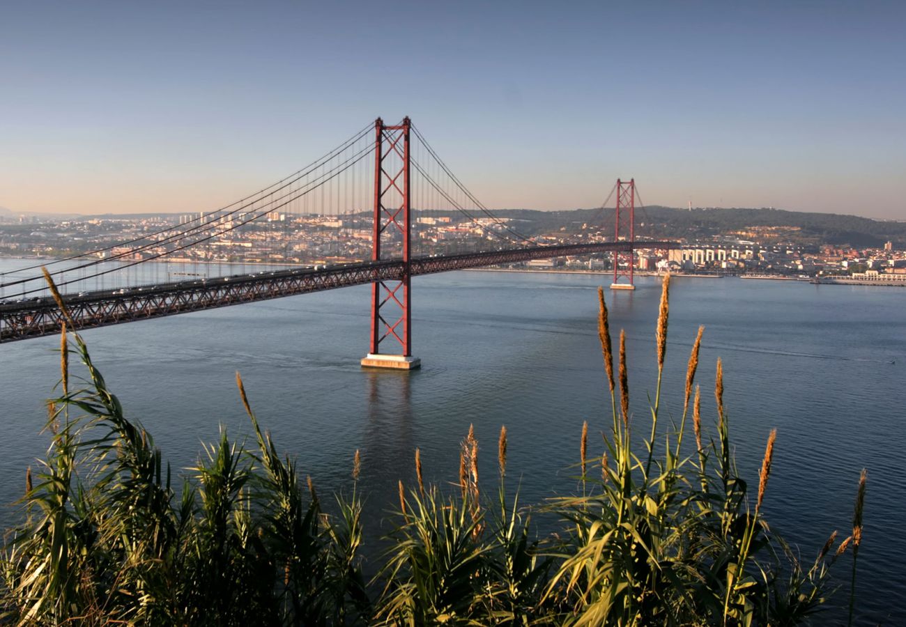 Apartamento en Aroeira cerca de Lisboa, donde se puede admirar el Puente 25 de Abril.