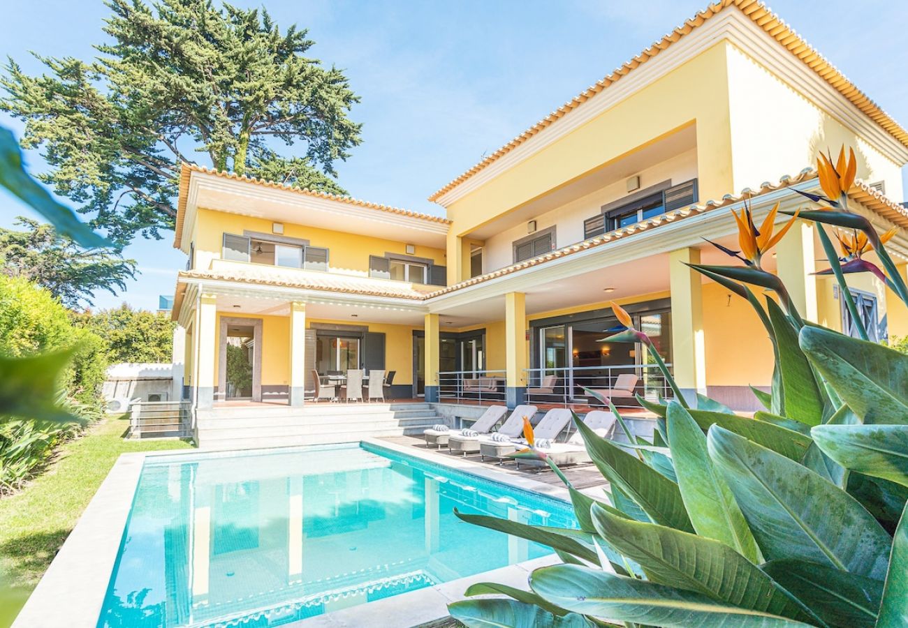 Villa de lujo con piscina y jardín. 