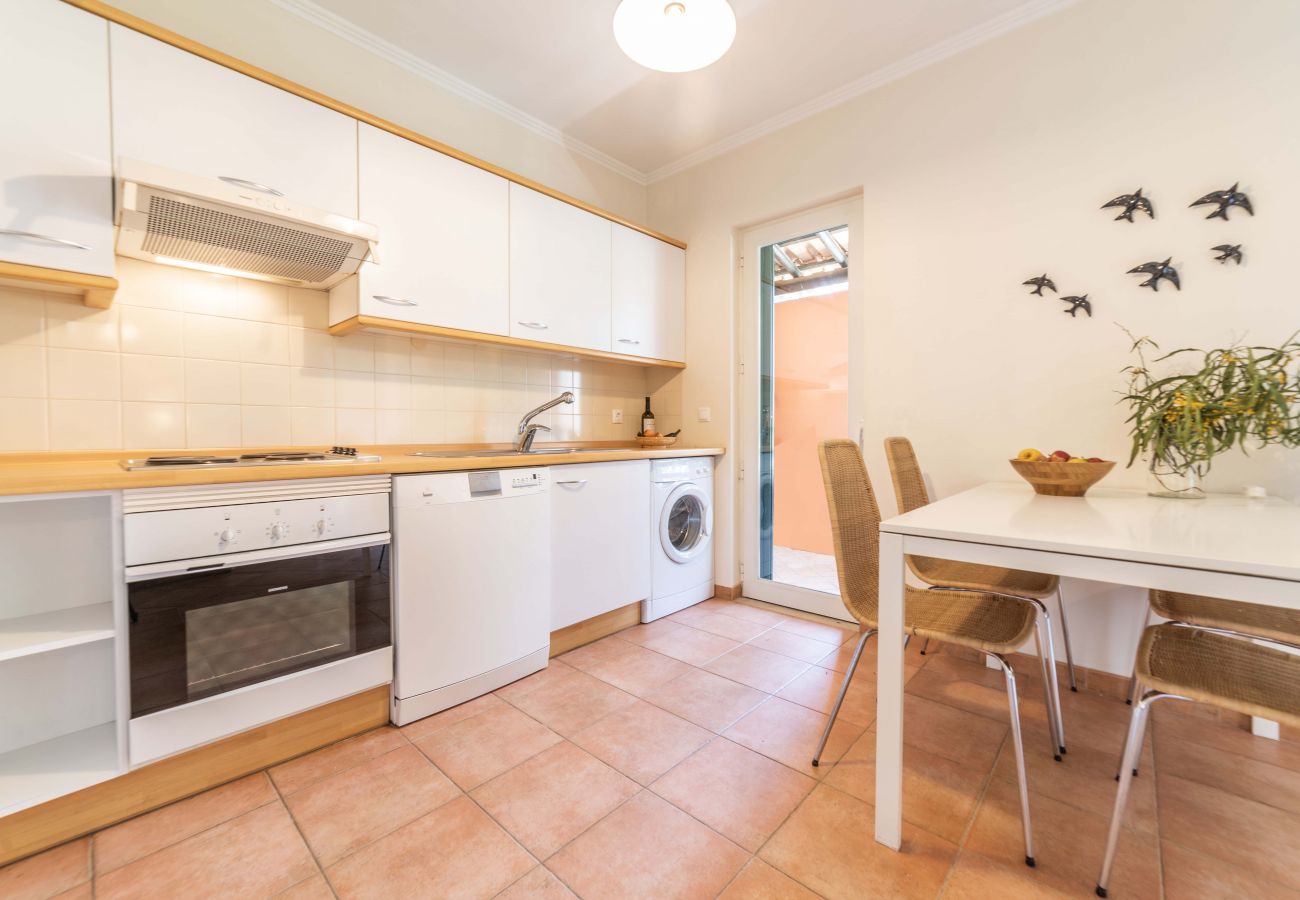 Cocina con mesa de comedor y totalmente equipada. 