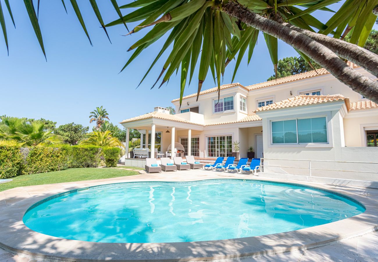 Villa de lujo con piscina y jardín.