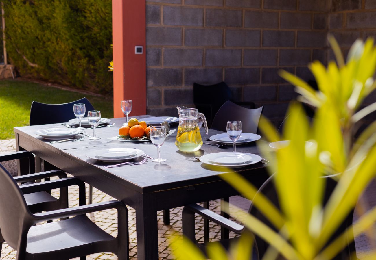 Comedor en el espacio exterior con vistas a la piscina.