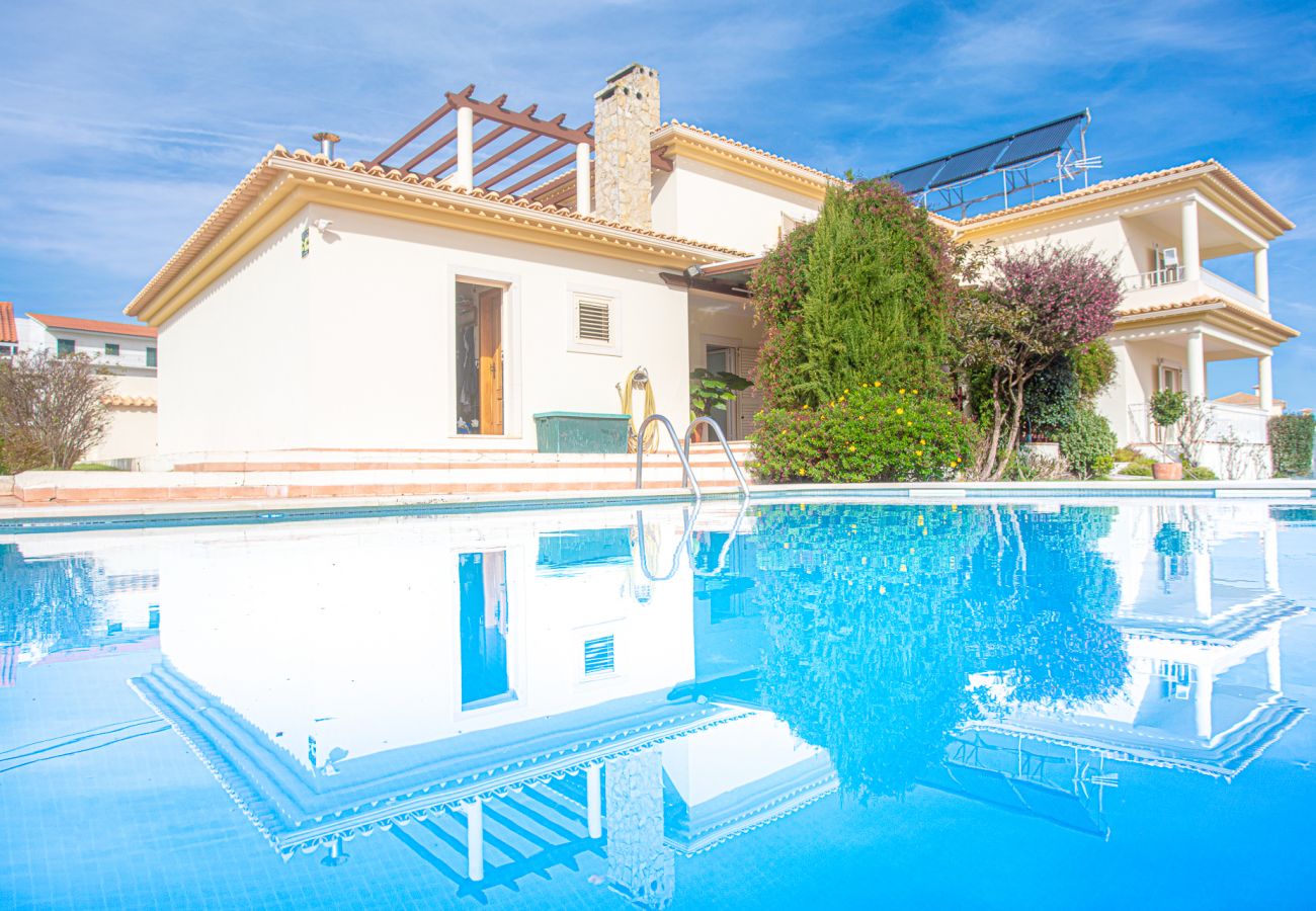 Relájese junto a la piscina en Villa Alegre en Sesimbra. Disfrute de momentos de ocio y refrescantes baños durante su estancia.