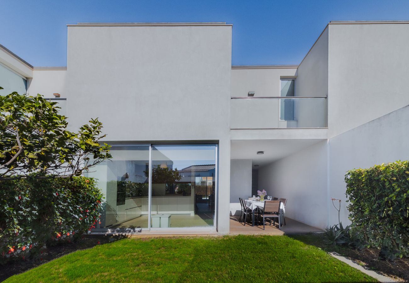 Espacio de ocio exterior con vistas a la piscina.