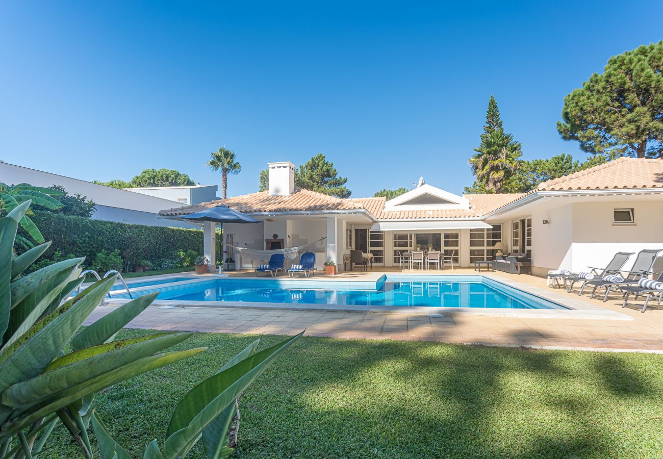 Piscina ubicada en un amplio jardín con todas las comodidades