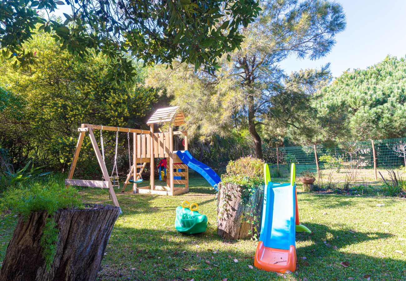 Jardín con parque para niños.