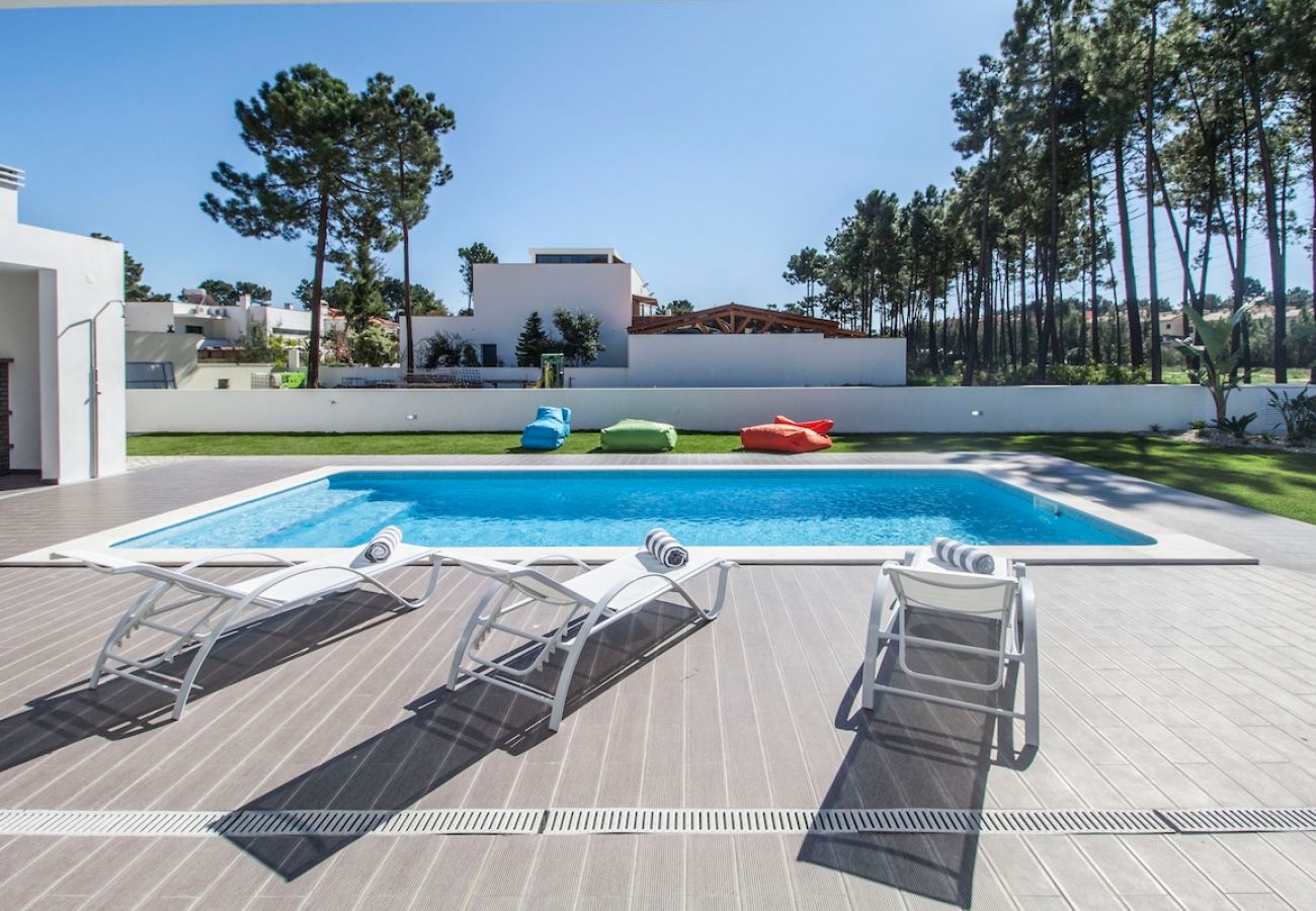 Piscina en el jardín y todas las comodidades para las tardes de vacaciones.