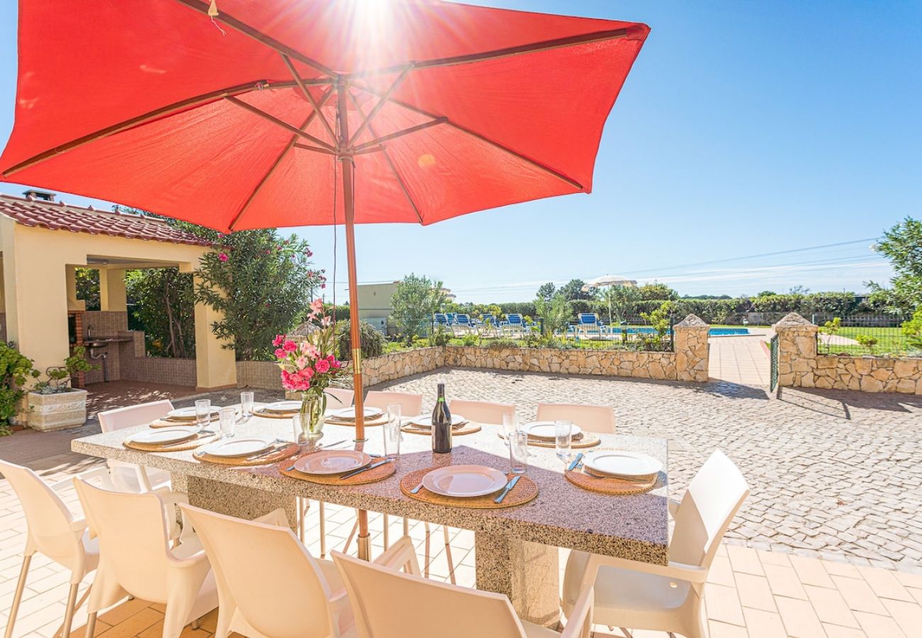 Espacio exterior rodeado de jardín y naturaleza con zona de comedor.