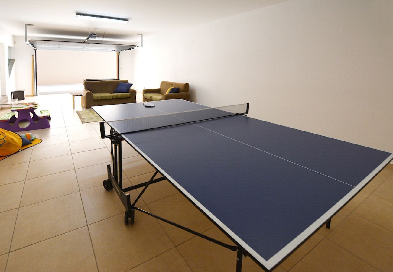 Espacio de ocio y mesa de tenis.