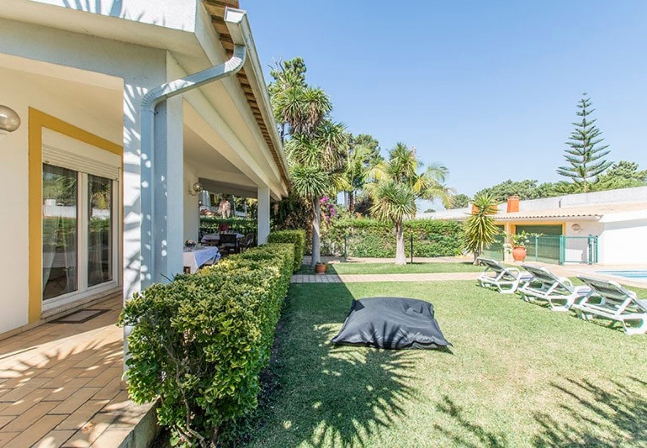 Comedor y zona de estar cerca de la piscina.