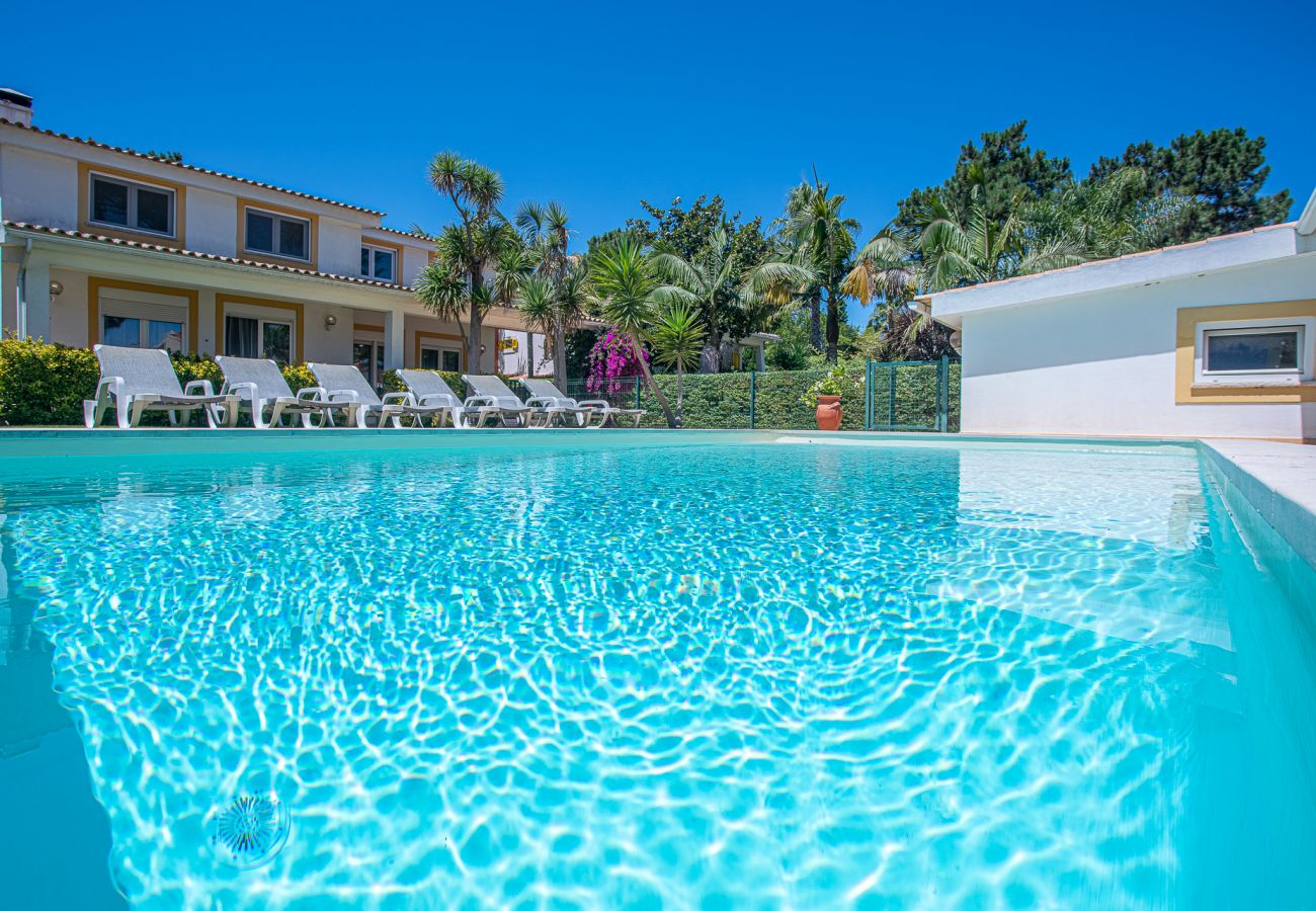 Comedor y zona de estar cerca de la piscina.