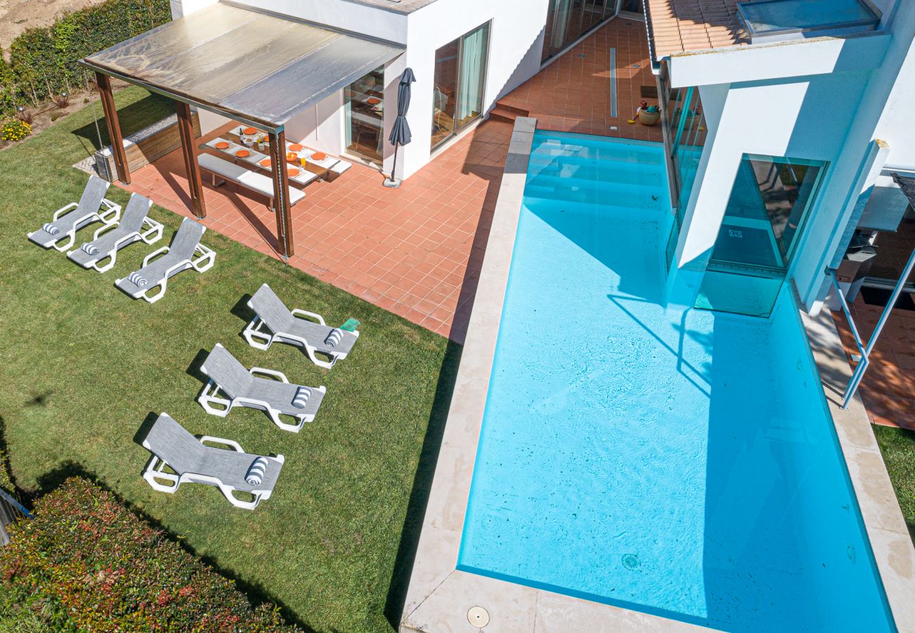 Amplio jardín con comedor y piscina para las tardes familiares.