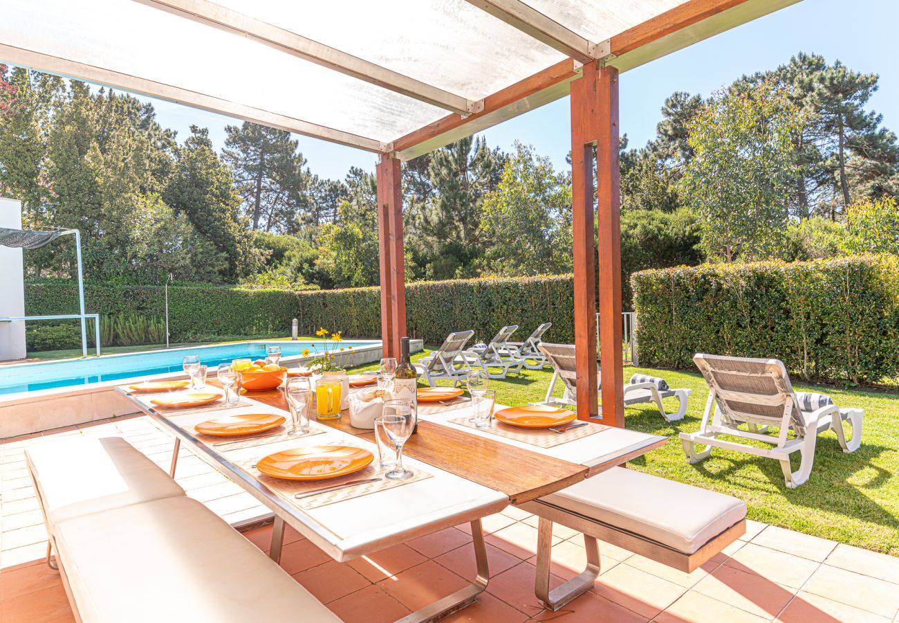 Espacio para comer junto a la piscina.