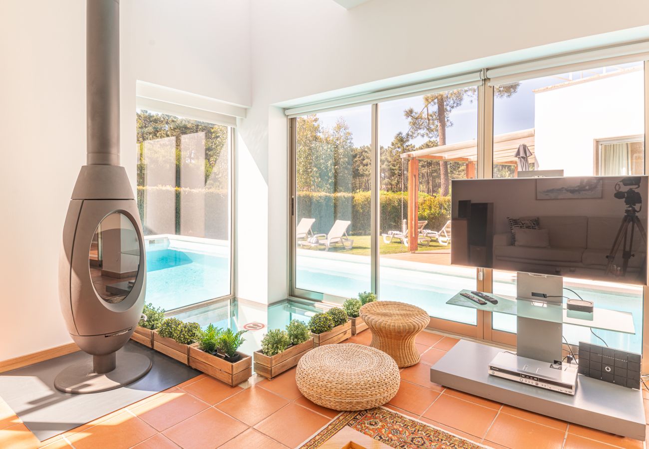 Amplio salón con vistas a la piscina y jardín.