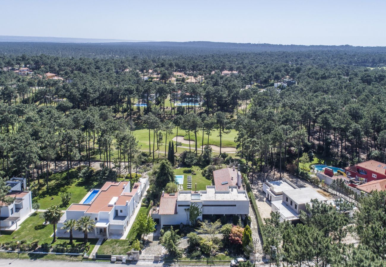 Villa de lujo rodeada de naturaleza y cerca de la playa.