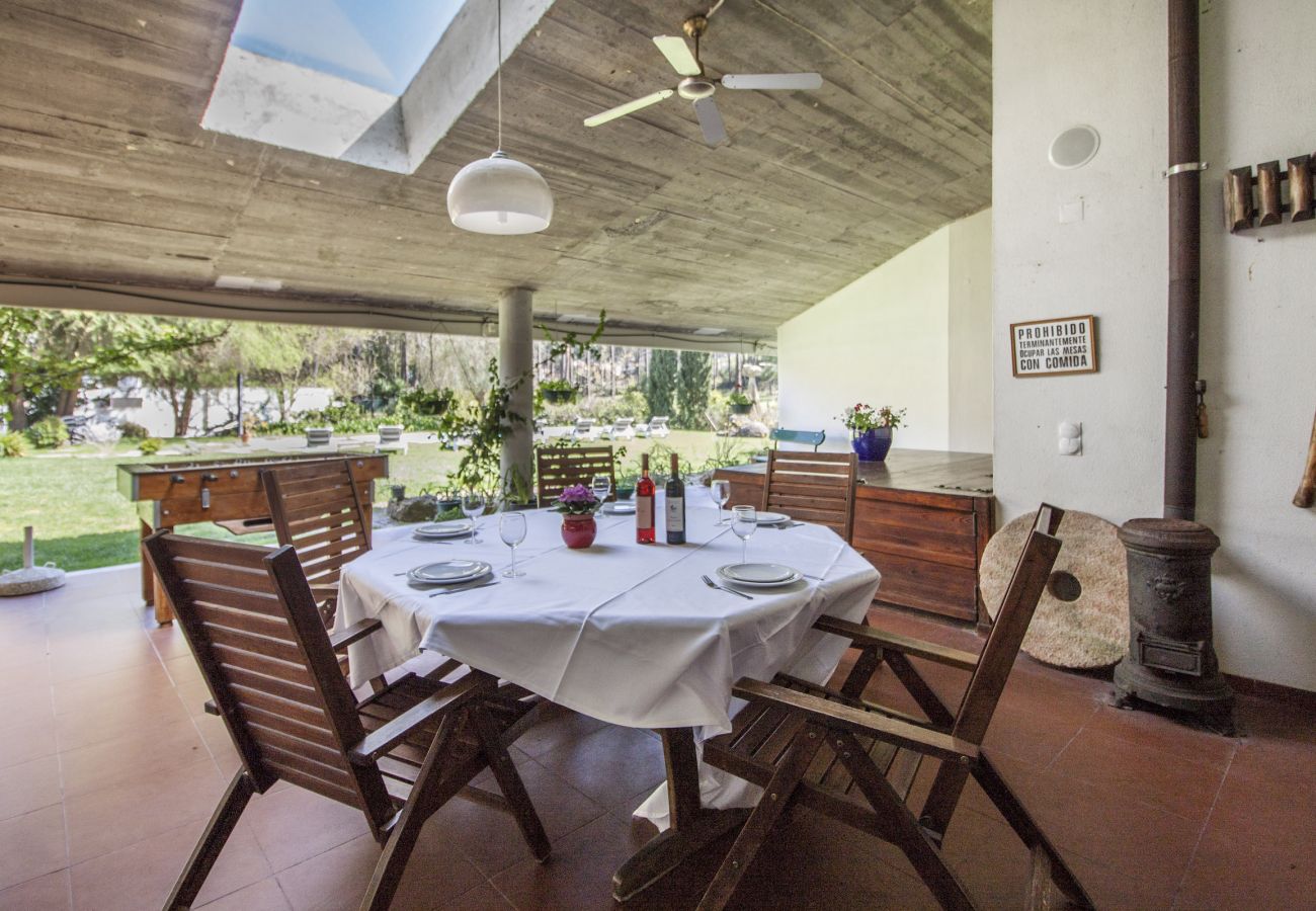 Espacio para comer al aire libre con vista a la piscina.