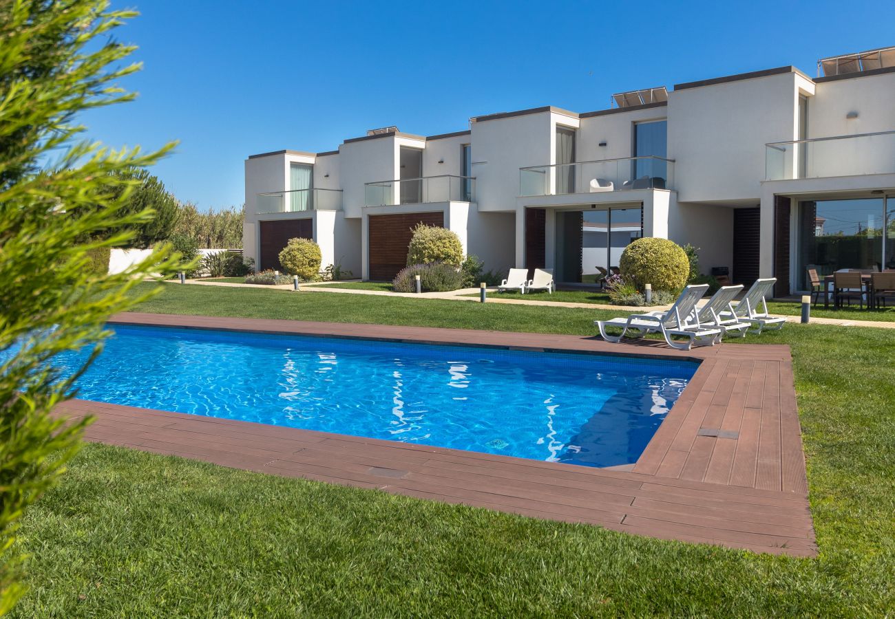 Vivienda adosada con acceso a la piscina.