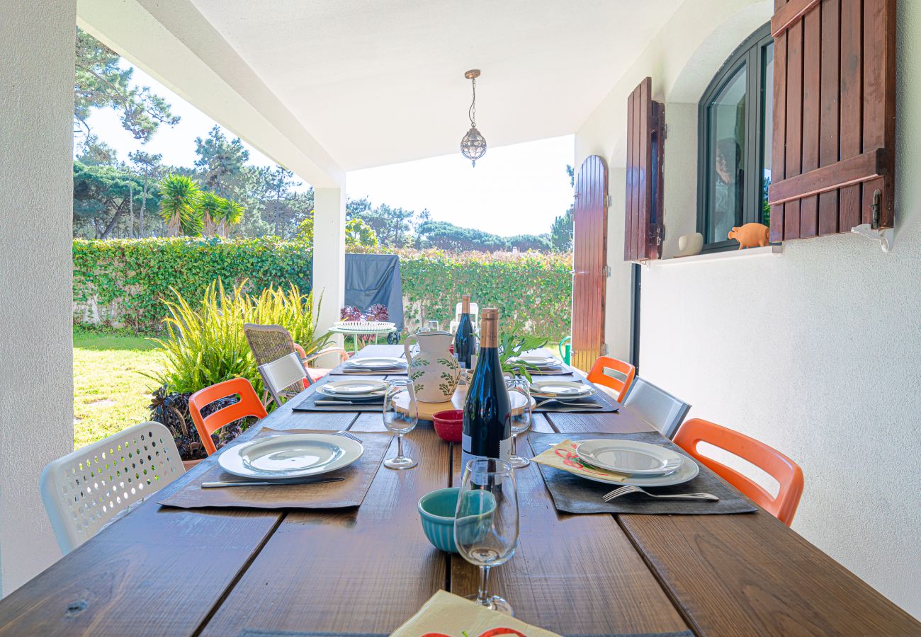 Comedor exterior con jardín.