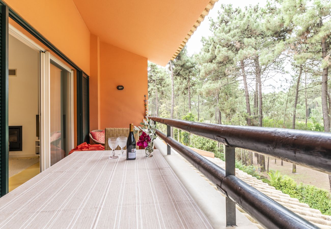 Balcón con vistas panorámicas a la naturaleza, donde podrá disfrutar de comidas en familia.