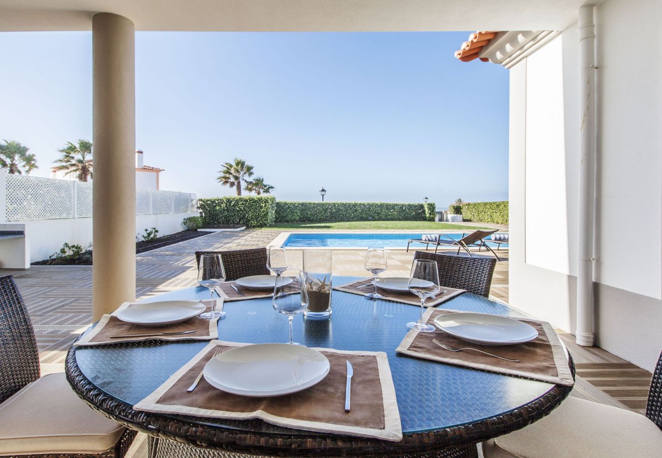 Comedor exterior con vistas a la piscina.