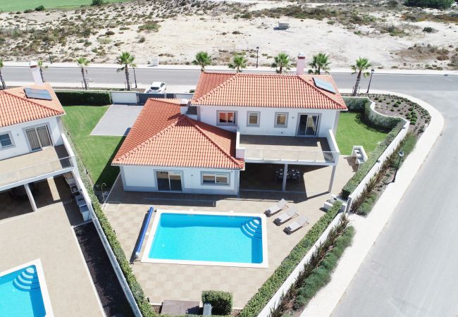 Chalet situado en un entorno circundante, con jardín y piscina.