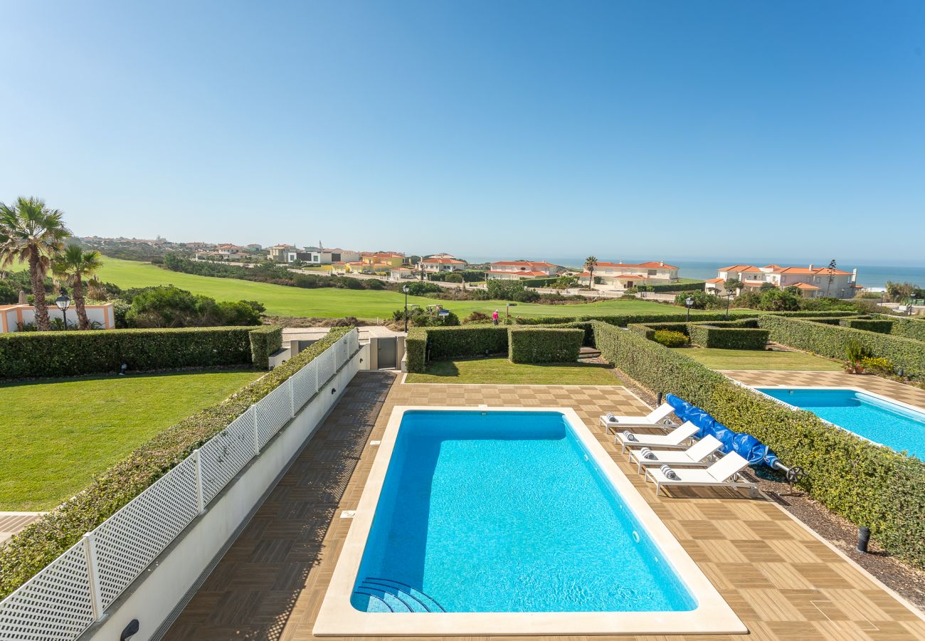 Villa de lujo con piscina exterior.