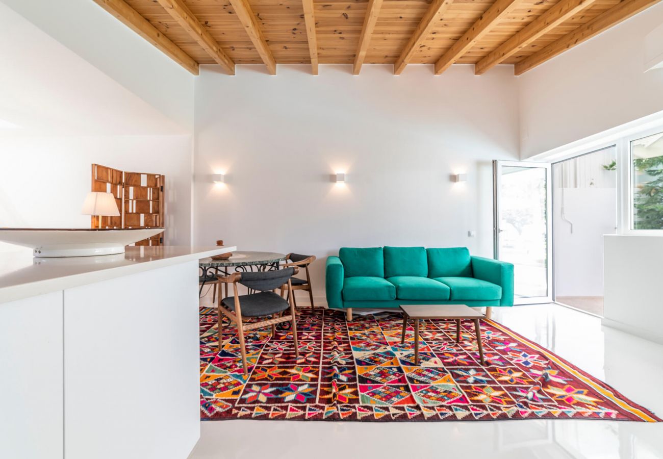 Relájese en una espaciosa habitación en Villa Alba. Con un amplio espacio y una  decoración elegante, este es el refugio perfecto para su descanso y c