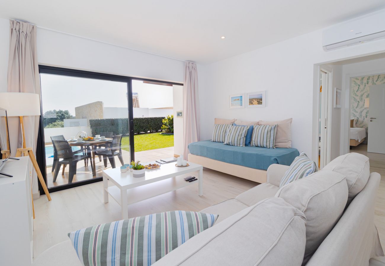 Relájese en nuestra luminosa sala de estar en Villa Alcione en Sagres. Con abundante luz natural y una decoración acogedora, es el espacio perfecto pa