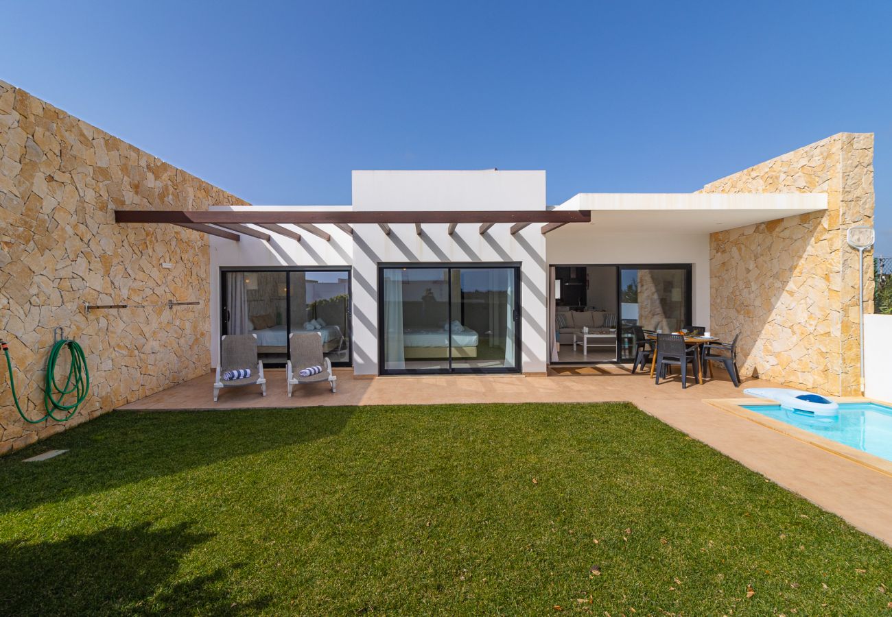 Descubre el encanto natural de Villa Alcione en Sagres, con un hermoso jardín y una piscina privada.