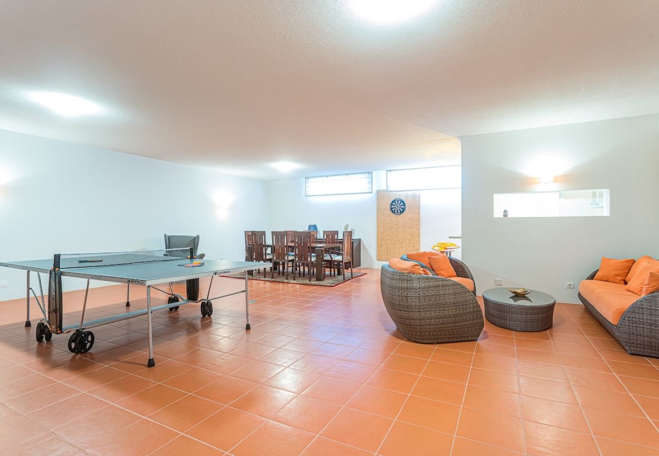 Espace de loisirs avec table de ping-pong. 