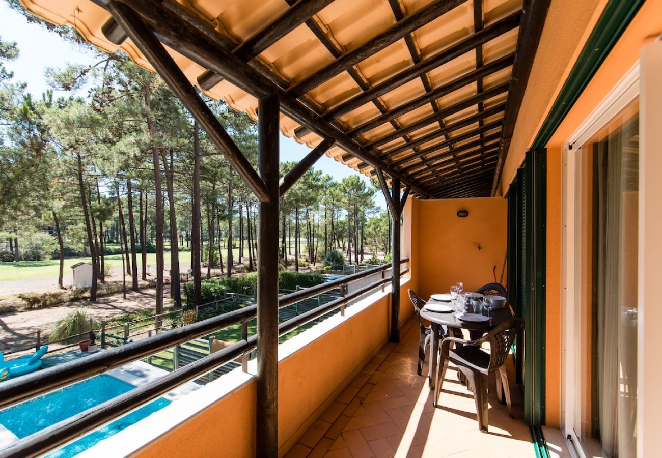 Balcon avec table pour les repas.