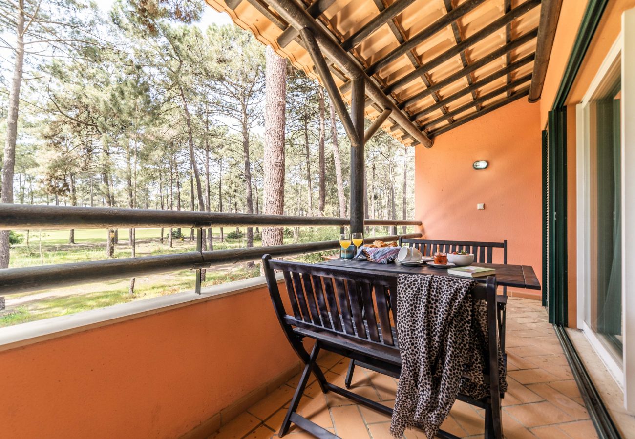 Balcon avec table pour les repas.