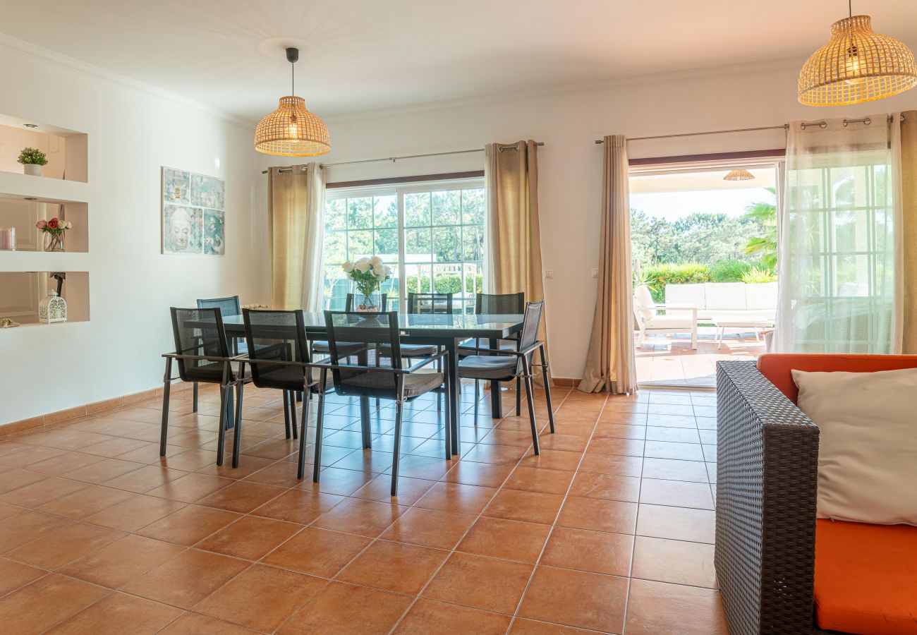 Salon et salle à manger à aire ouverte.