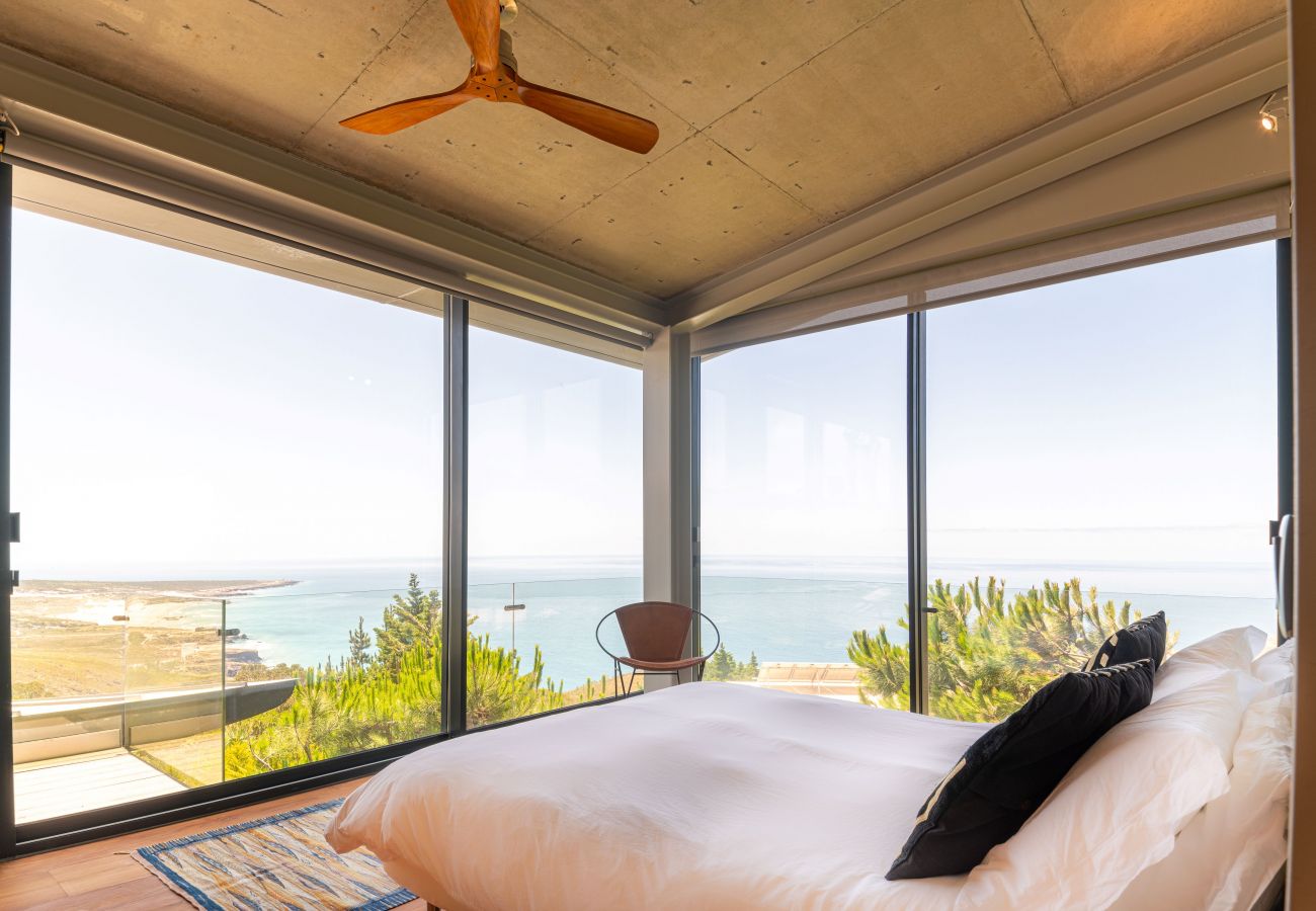 Chambre spacieuse avec une vue privilégiée sur la mer.