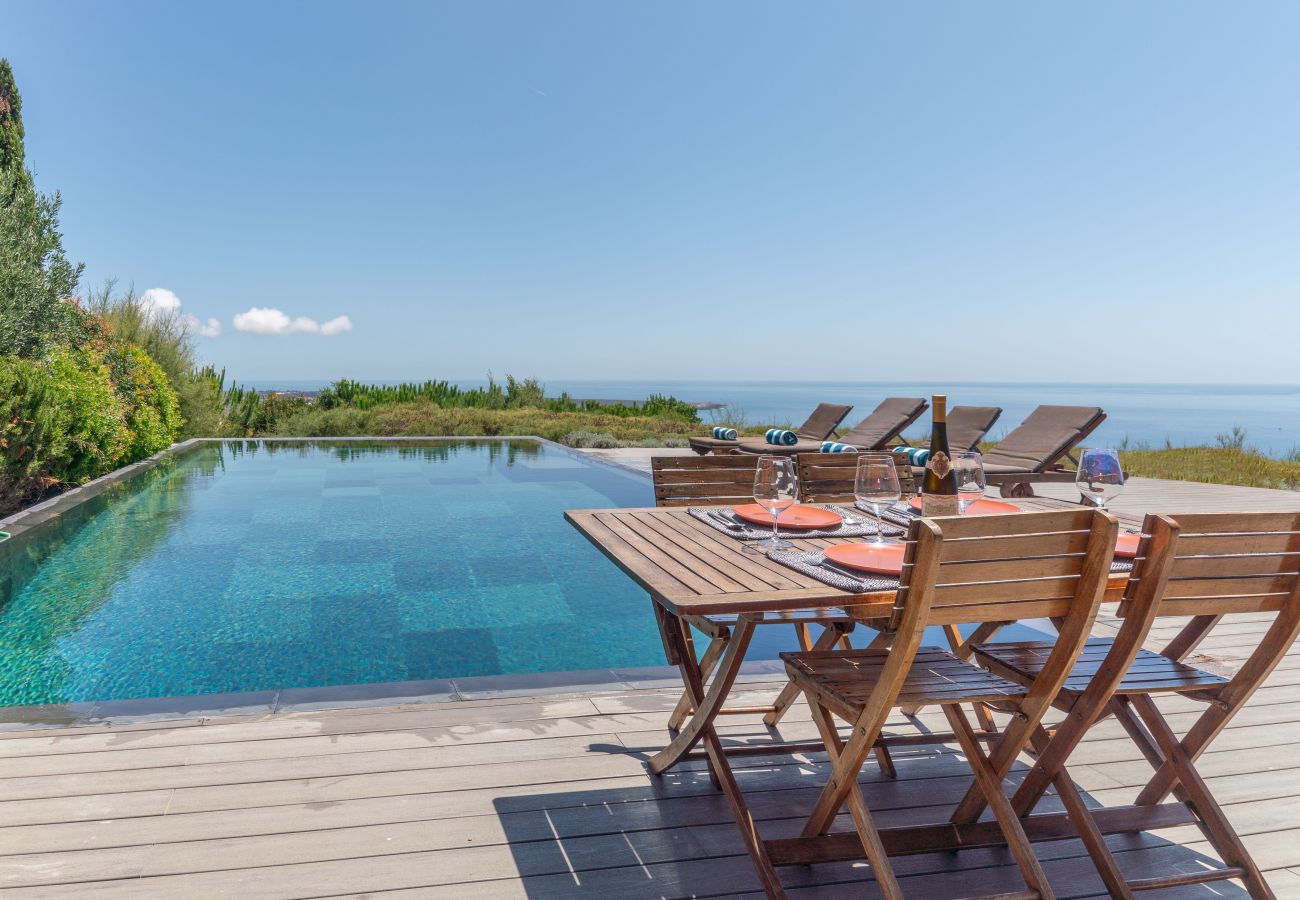 Coin repas extérieur avec vue sur la mer.