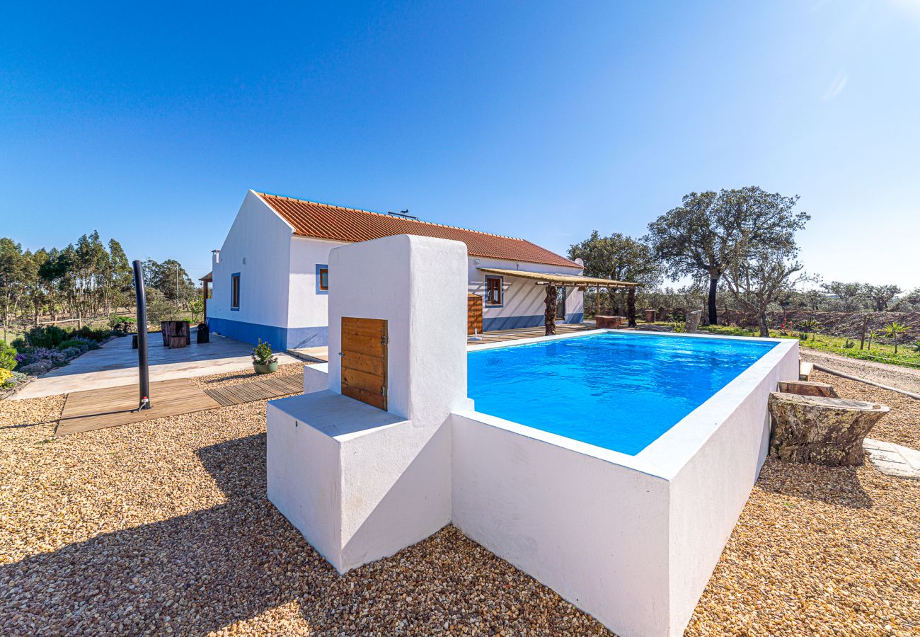 Maison rustique avec piscine extérieure.