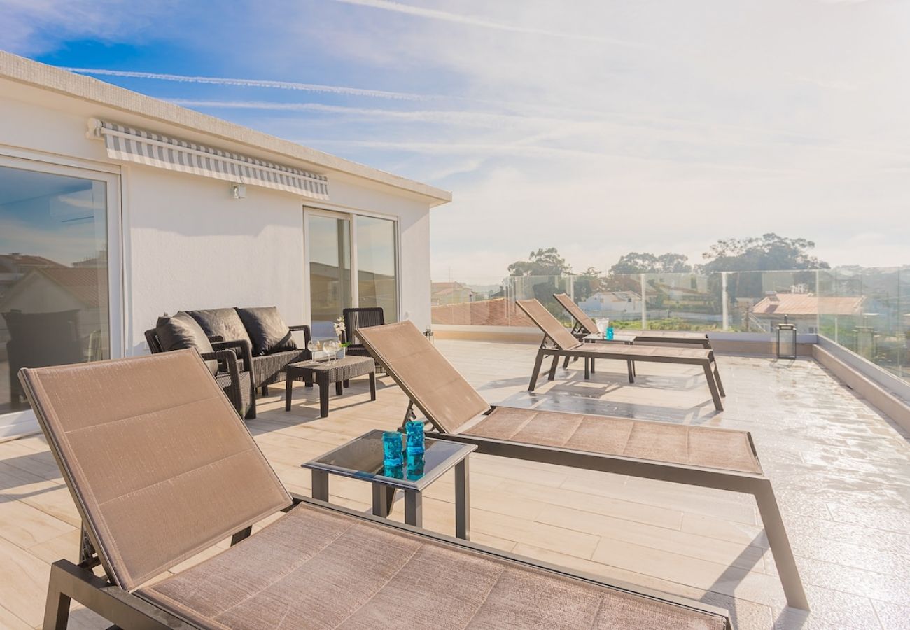 Terrasse avec lumière naturelle et transats.