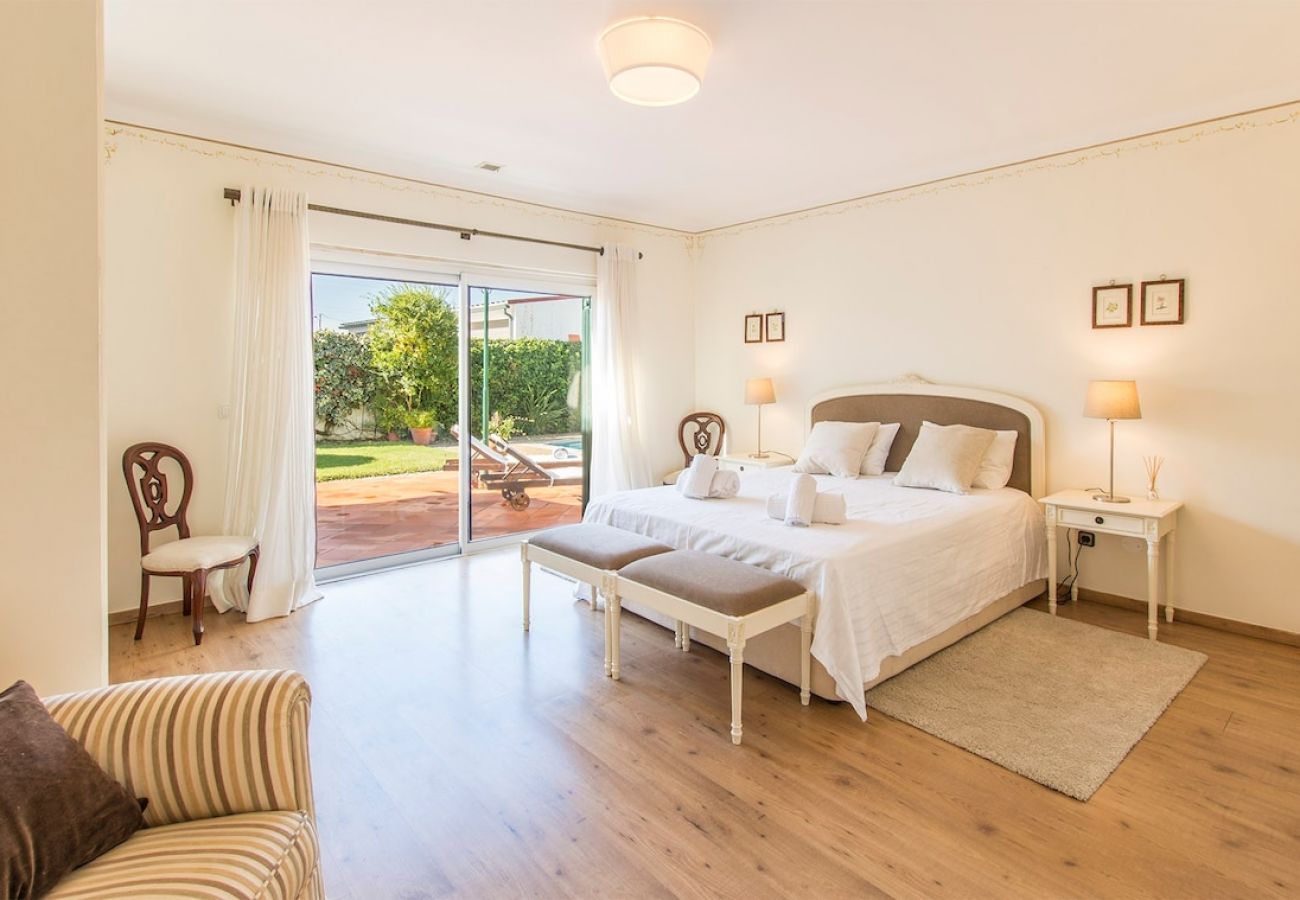 Chambre spacieuse avec lumière naturelle avec accès au jardin.