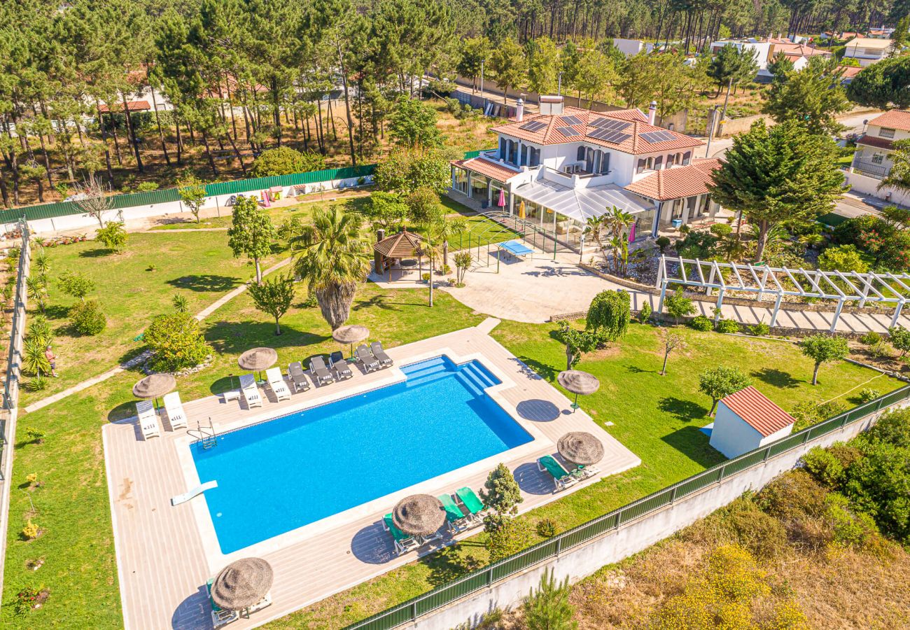 Villa de luxe avec piscine et jardin.