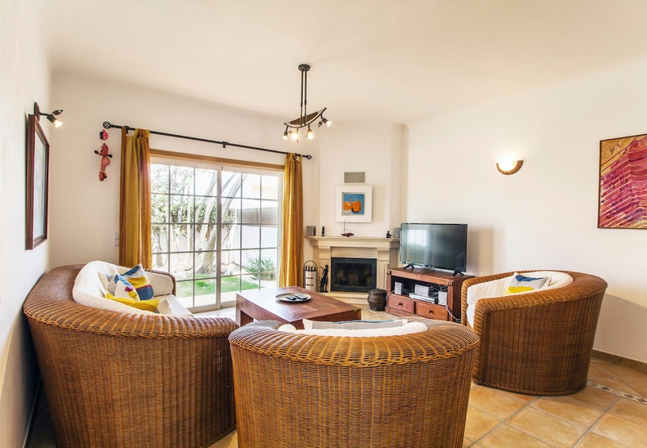 Chambre spacieuse avec lumière naturelle de l'extérieur.