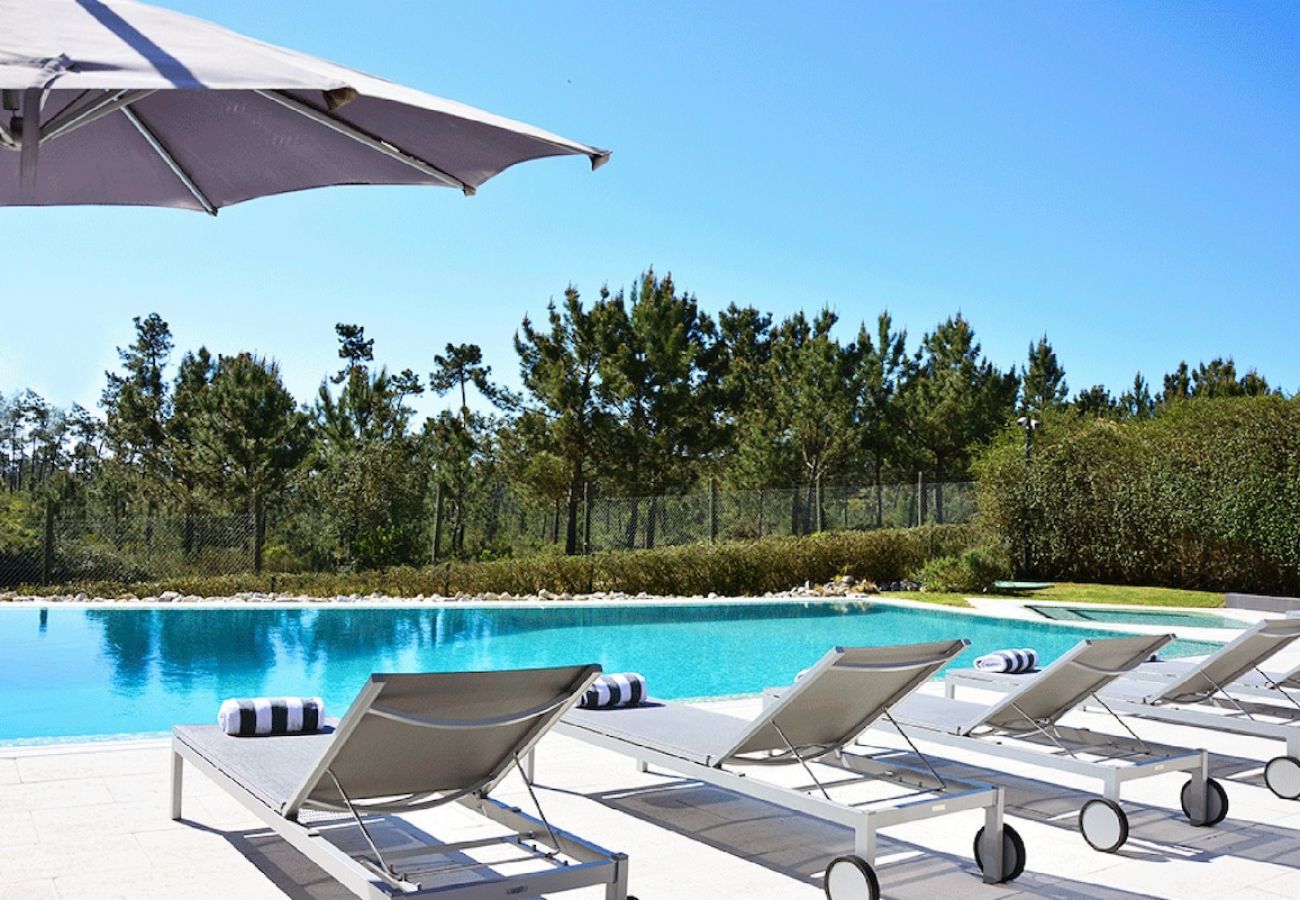 Piscine située dans un grand jardin avec toutes les commodités.