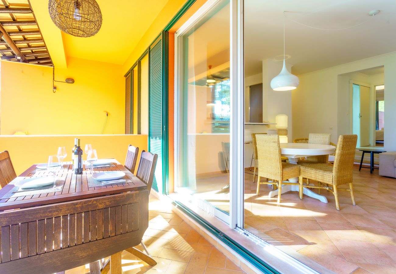 Balcon avec table pour les repas.