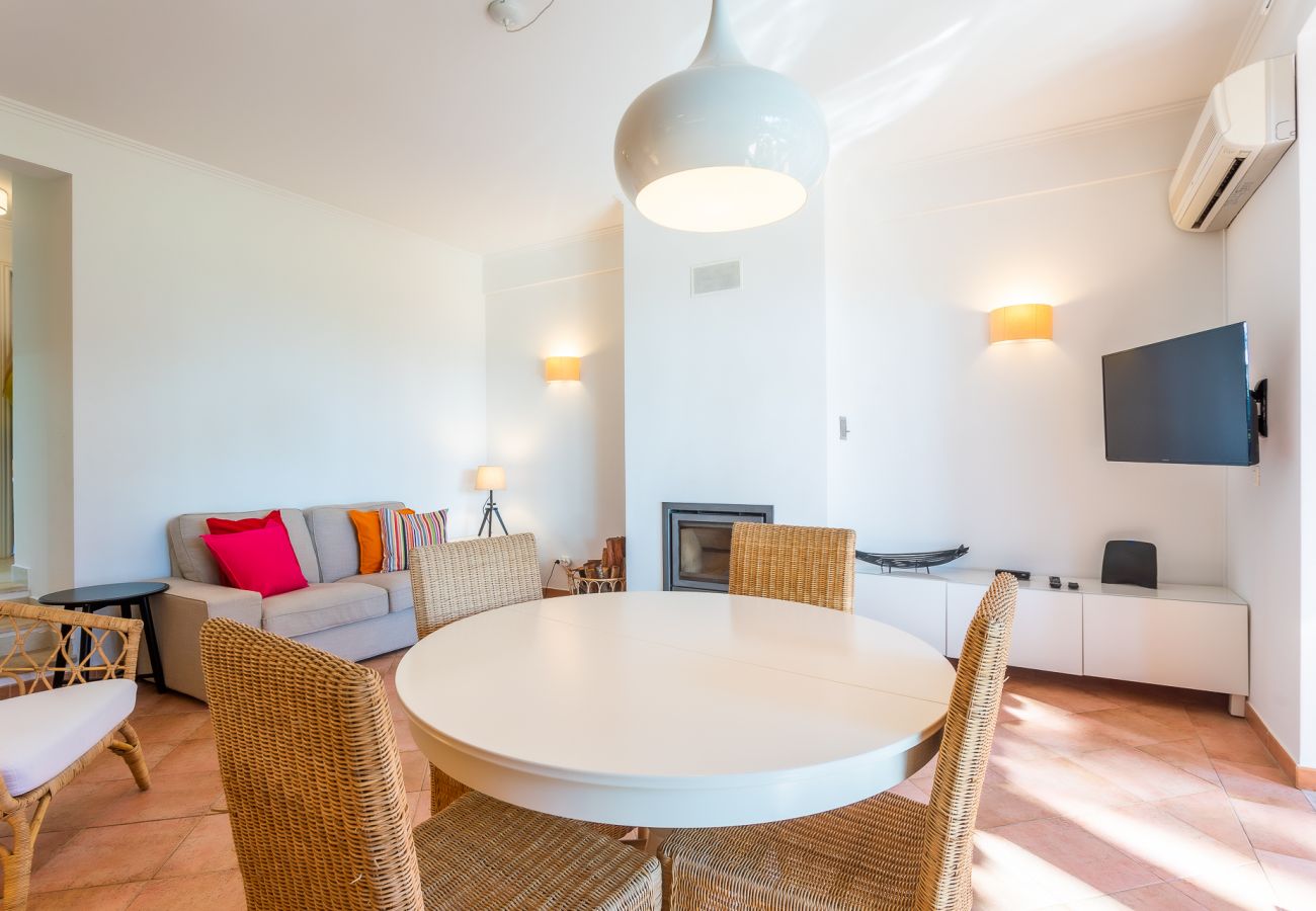 Salon avec lumière naturelle et table pour les repas.