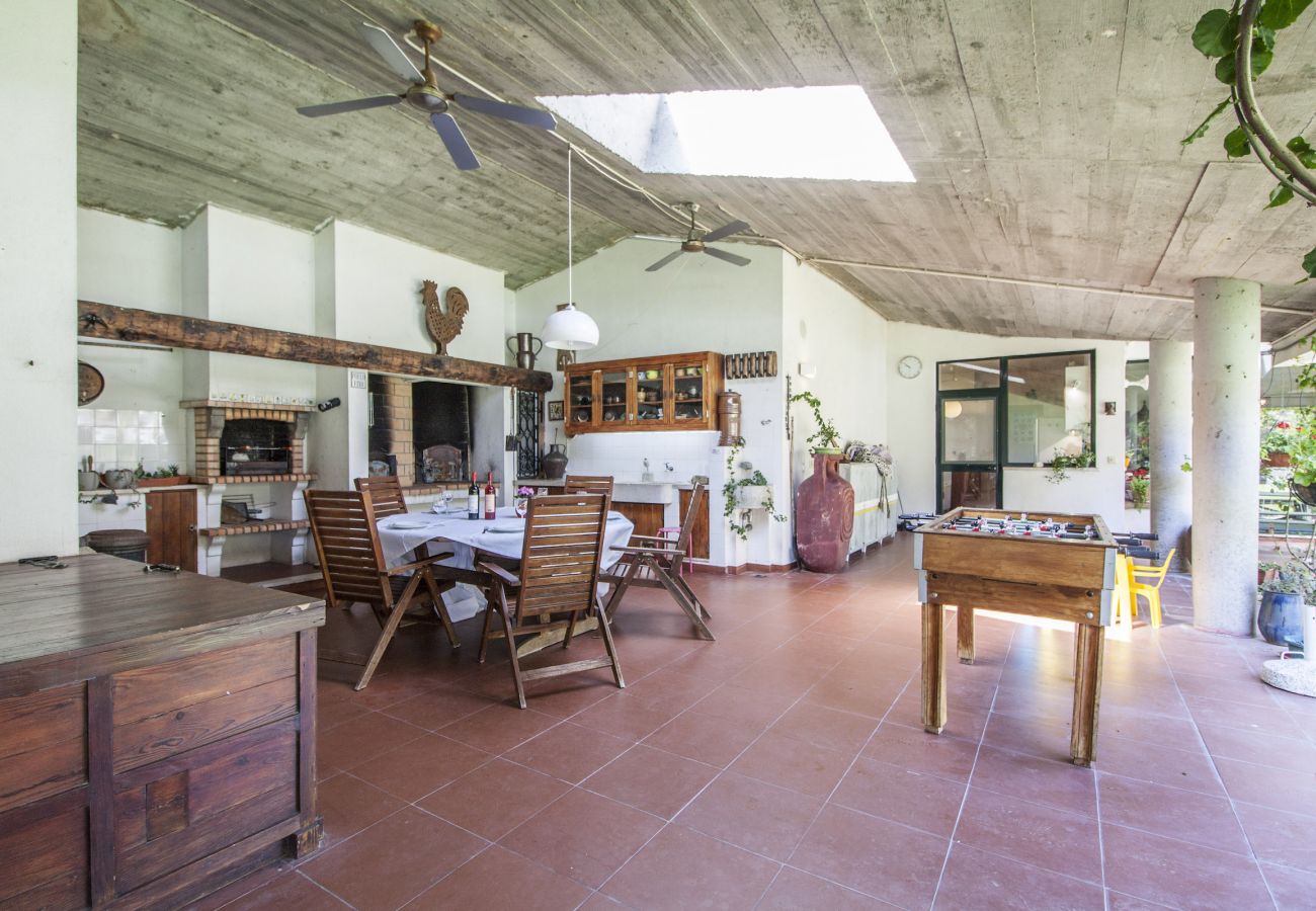 Espace de loisirs et de restauration à l'extérieur.