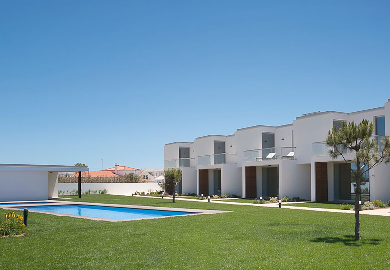 Maison jumelée avec accès à la piscine.