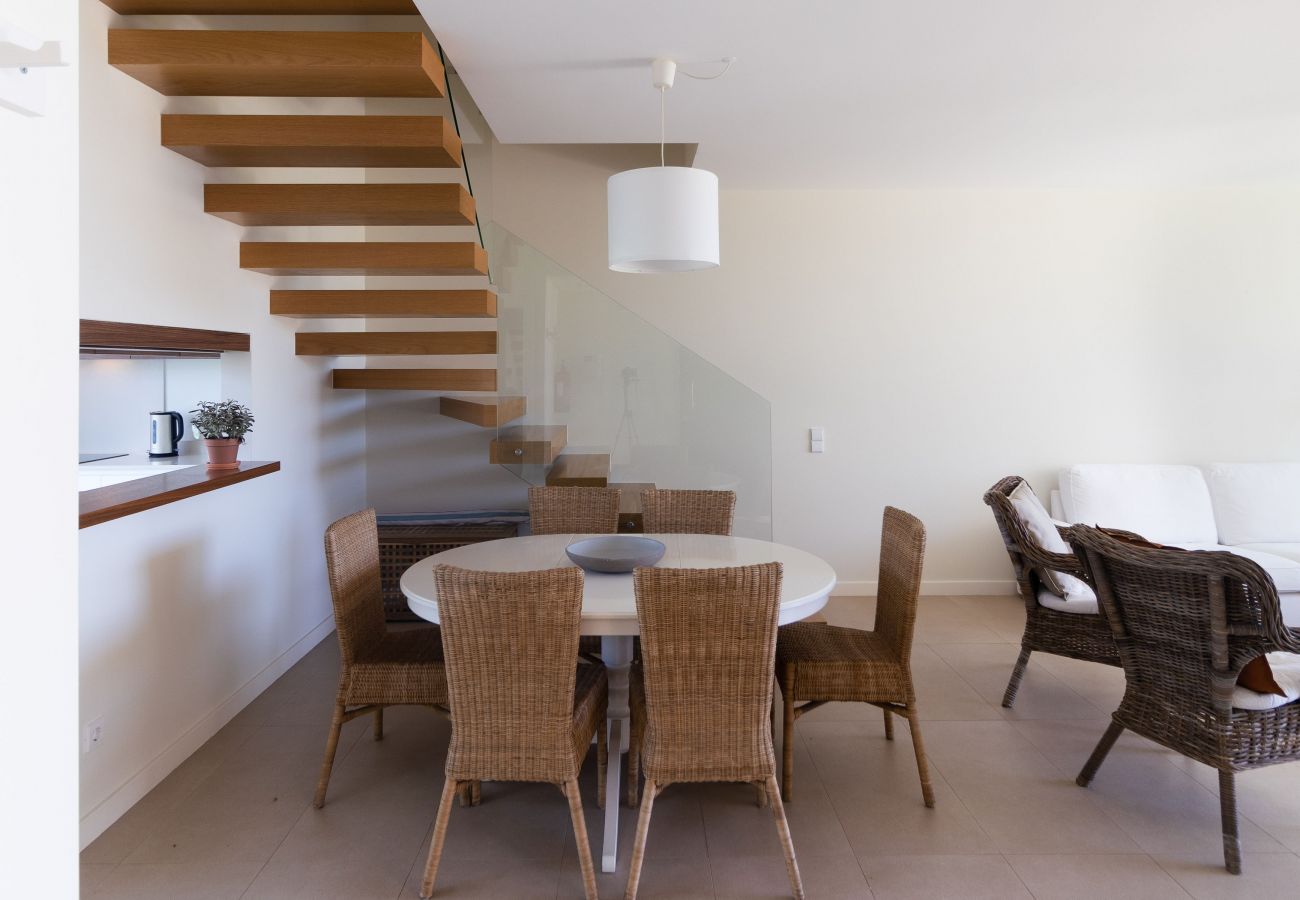 Salon à aire ouverte avec salle à manger.