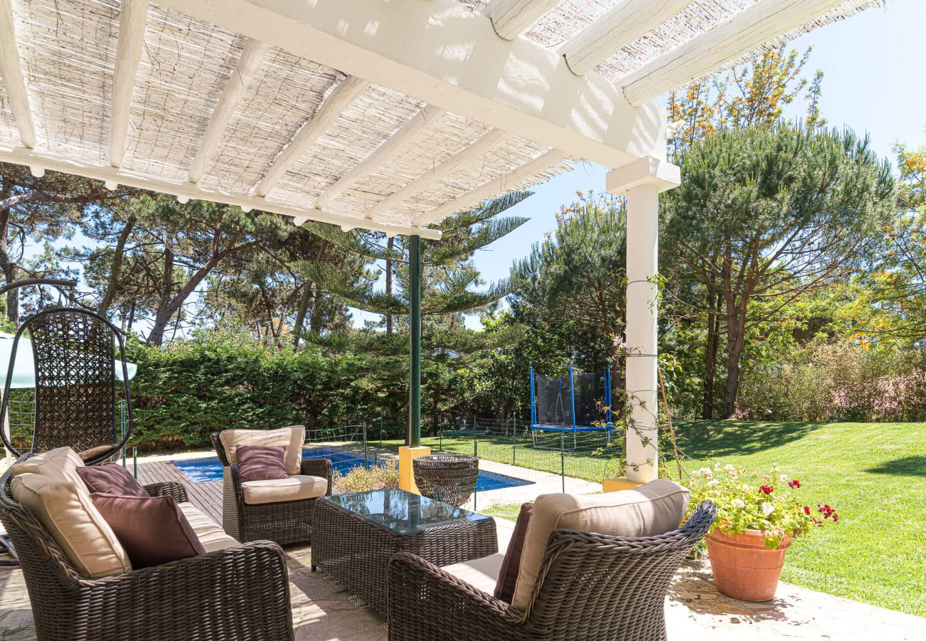 Villa de vacances avec jardin et piscine environnants.