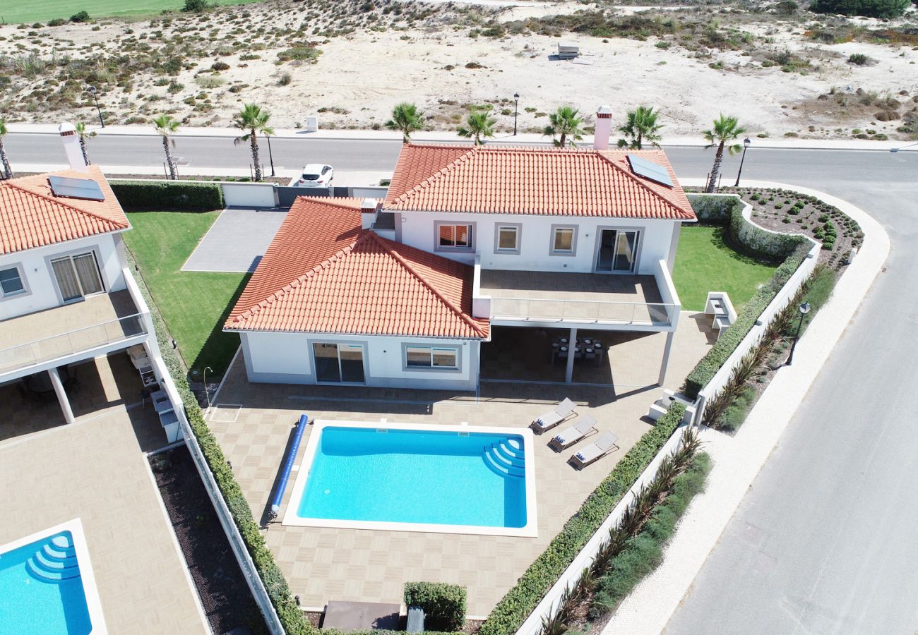 Villa située aux alentours, avec jardin et piscine.