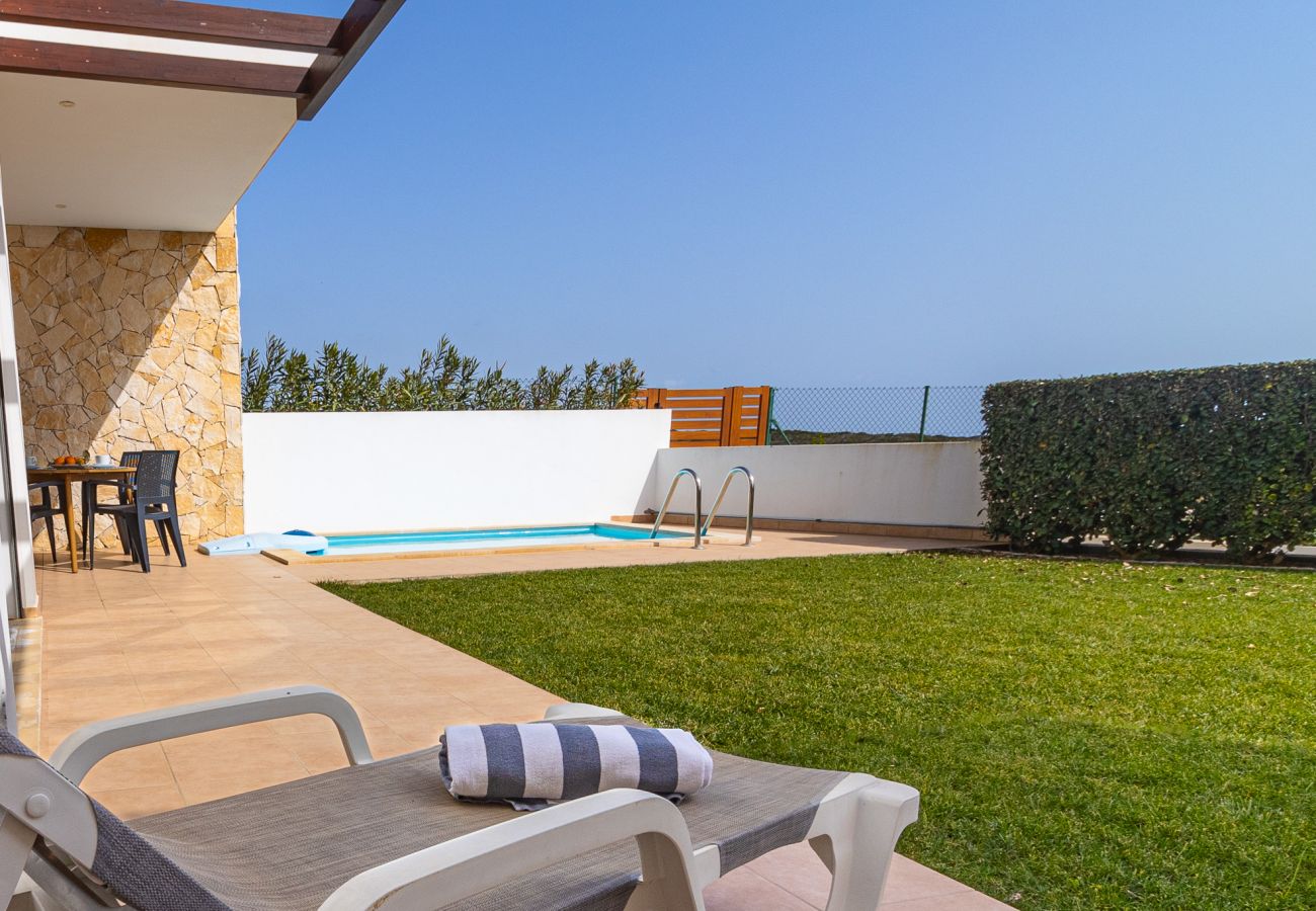 Jardin et piscine dans une villa de luxe.