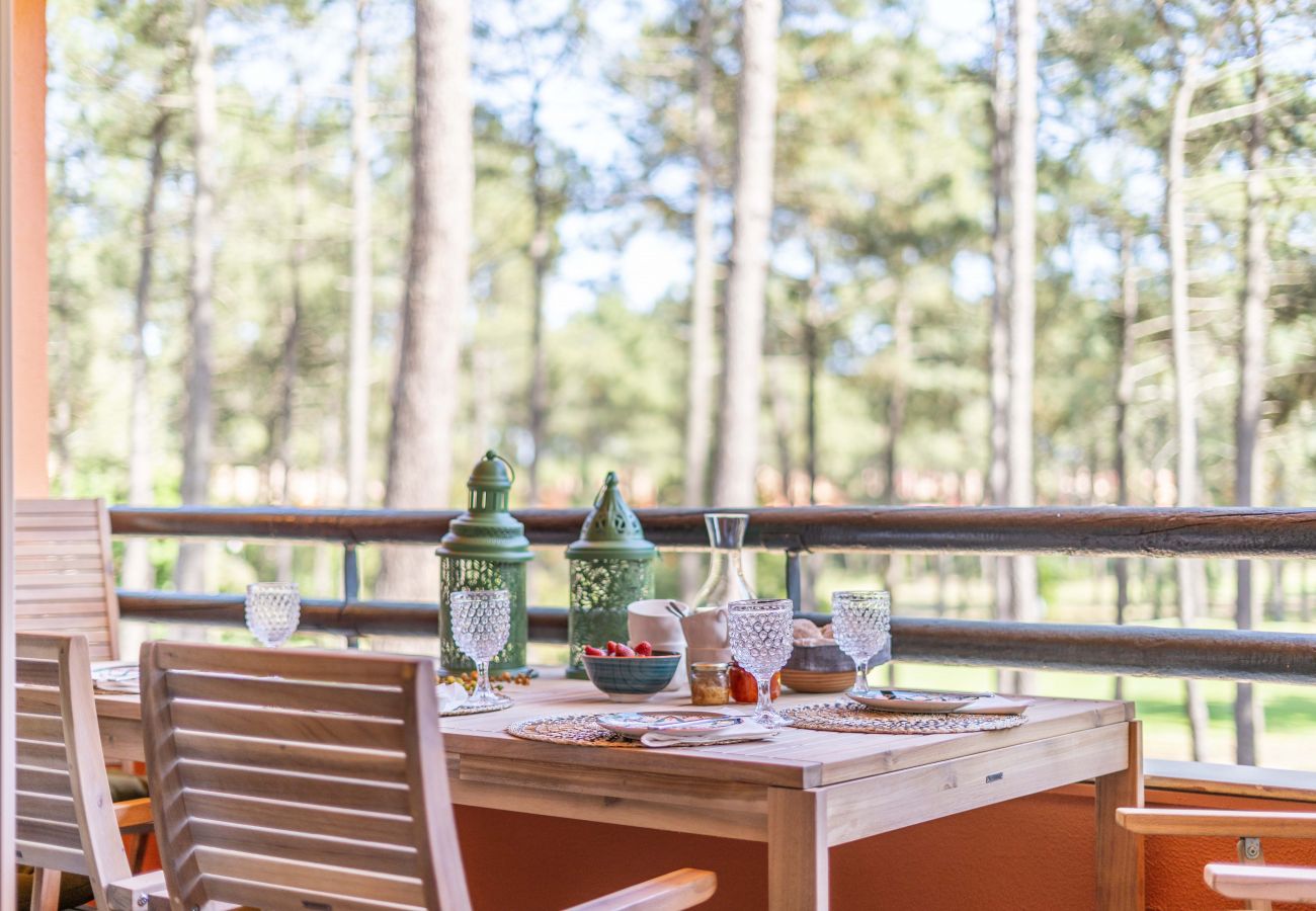 Balcon avec table à manger.